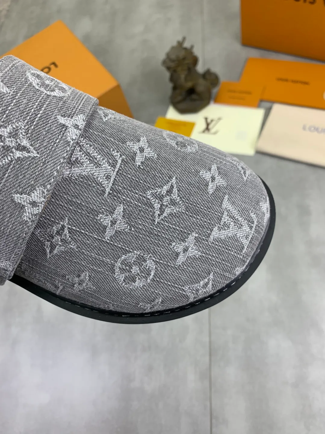 Men's Men's Shoes P480 New Couple Style LV Louis Vuitton L Family Donkey Brand Latest Easy Series Birkenstock Baotou Thick Sole Wool Slippers Sandals Original purchase, development and production This LV Easy sandal is made of suede cow leather, with Monogram pattern to highlight the trendy style. Adjustable straps with illuminated LV letters, flexible insoles and micro outsoles provide a light and comfortable experience. Exquisite packaging at the delivery counter 🛍📦 ▪️Fabric: Original custom imported first-layer cowhide ▪️Inner lining: Original customized warm wool lining ▪️Outsole: Original open-molded rubber foam material ▪️Sole thickness: 4CM ▪️Size: Men and women 35-45